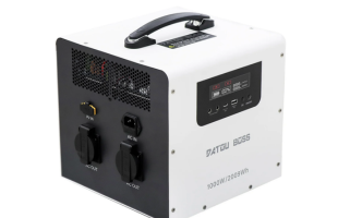 Die tragbare Powerstation DATOUBOSS mit 1000 W (2009 Wh) und 230 V Sinus-Ausgang, 550 W MPPT-Laderegler, USV-Backup, 30 W USB-C-Anschluss und 18 W USB-QC-Anschluss eignet sich ideal für Zuhause, Wohnmobil und Camping.