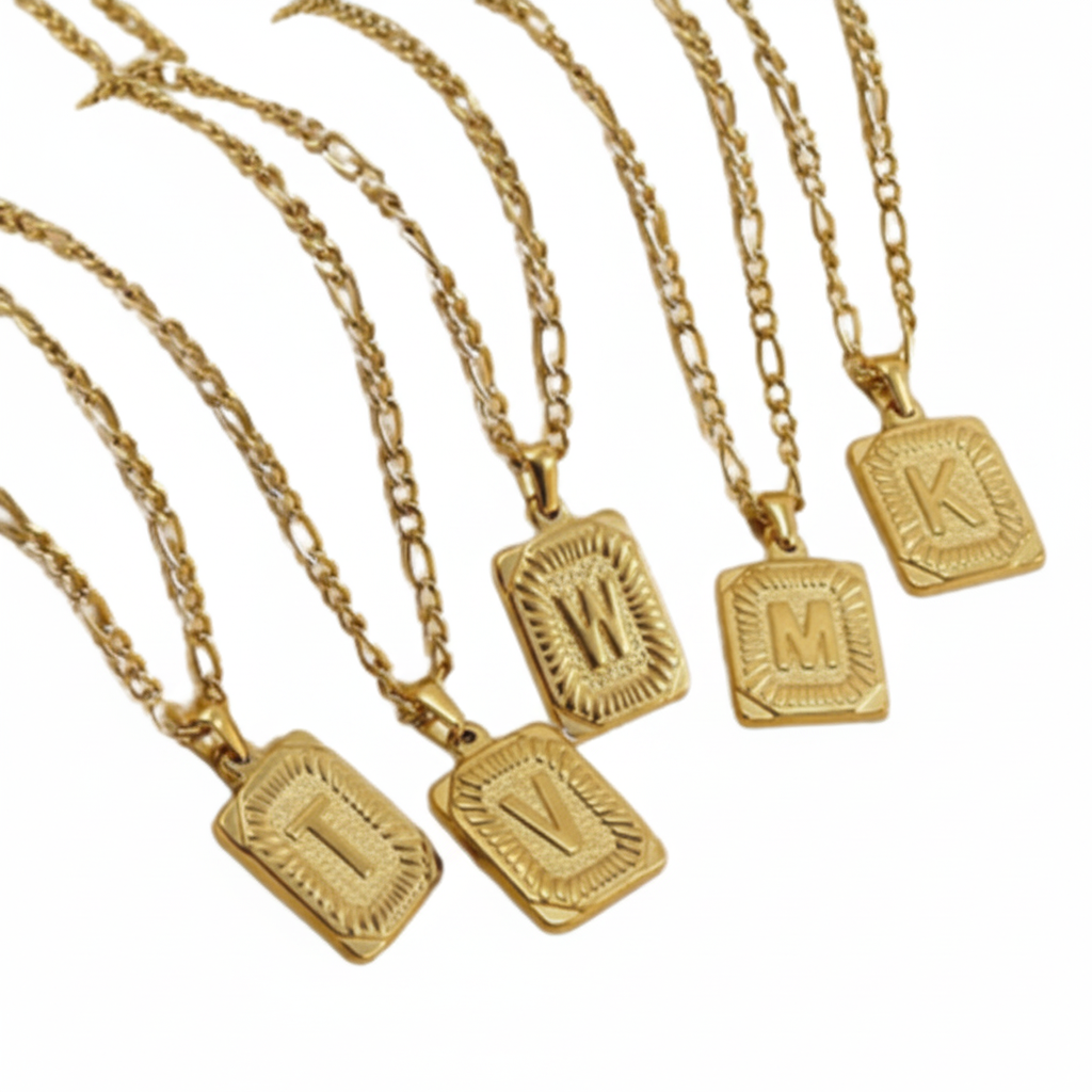 18" Goldplattierte Anhängerhalskette mit Anfangsbuchstaben aus Edelstahl Figaro-Kette