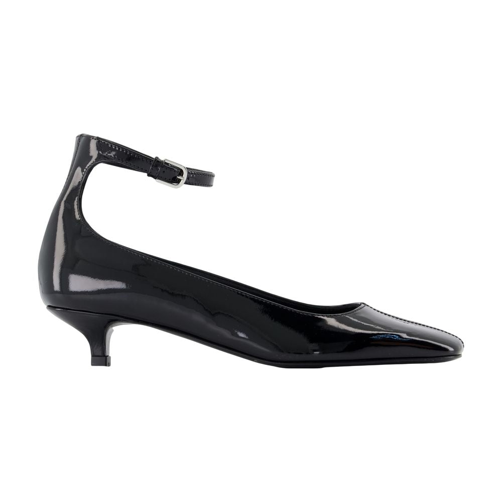 Toteme Ankle-Strap Kitten Heel Pump — Schwarz